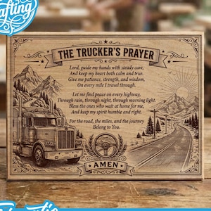 Może przedstawiać: Prostokątna drewniana tabliczka z grawerunkiem przedstawiającym ciężarówkę na autostradzie z górami oraz tekstem The Trucker's Prayer. Wzór zawiera emblemat kierownicy i słowo Amen na dole pośrodku.