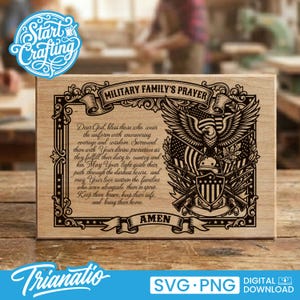 Puede incluir: Placa rectangular de madera con el texto "MILITARY FAMILY'S PRAYER" y una ilustración de un águila, la bandera estadounidense y rifles. La placa incluye una oración y la palabra "AMEN". El diseño es en negro.