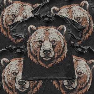 Puede incluir: Una camiseta negra de manga corta con un estampado gráfico grande y detallado de la cara de un oso pardo en la parte delantera. El oso está representado en tonos bronceado, marrón y crema con líneas intrincadas, centrado en el pecho.