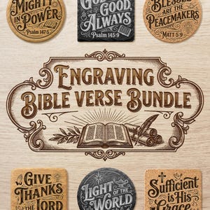 Op de afbeelding: Een verzameling gegraveerde Bijbelvers-onderzetters en een centraal bord met de tekst "Engraving Bible Verse Bundle". De onderzetters tonen verschillende verzen en zinnen, waaronder "Mighty in Power", "God is Good Always" en "Blessed are the Peacemakers".