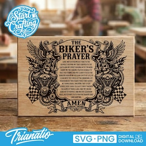 Może przedstawiać: Jasnobrązowa drewniana tablica z napisem "The Biker's Prayer" i szczegółową grafiką czaszki motocyklisty, skrzydeł i silnika. Tablica zawiera słowo "Amen" na dole. Projekt jest odpowiedni dla entuzjastów motocykli.