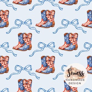Puede incluir: Patrón repetido de botas de vaquero en acuarela con el diseño de la bandera estadounidense, combinadas con lazos rojos y cintas azules, sobre un fondo azul claro. Las botas presentan rayas rojas y blancas y estrellas azules.