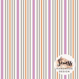 Op de afbeelding: Verticaal gestreept patroon in crème, grijs, oranje en lavendel. Het ontwerp heeft afwisselende strepen van verschillende breedtes. Een cirkelvormig logo met de tekst "Soness Handmade Design" staat in de rechter benedenhoek.