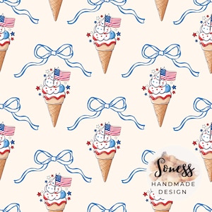 Puede incluir: Un patrón repetido con conos de helado con banderas americanas, chispas rojas, blancas y azules y lazos azules sobre un fondo crema. Los conos son marrones y el helado está decorado con estrellas.