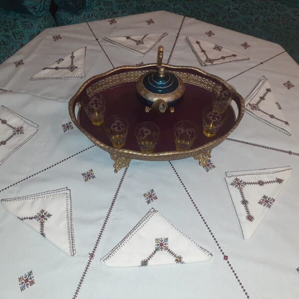 Nappe de table TARZ FASSI, en broderie traditionnel, couleur blanche motif bordeaux, multi couleur ,Ronde ,fait main, super cadeau