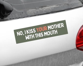 Divertida pegatina sarcástica para el coche con la frase "No, beso a tu madre con esta boca" / Vinilo adhesivo / Accesorio sarcástico para el coche / Regalo con humor ofensivo