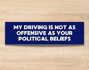 Pegatina para el coche / Mi forma de conducir no es tan ofensiva como tus creencias políticas / Sátira política divertida / Pegatina sarcástica para el coche / Regalo sarcástico
