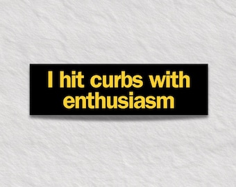 Pegatina divertida para parachoques / "Ando con entusiasmo" / Regalo para un fan de programas de comedia / Regalo para mal conductor