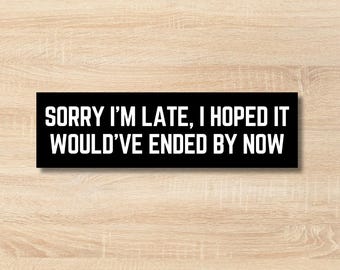 Grappige bumpersticker - Sorry dat ik te laat ben, ik hoopte dat het nu al afgelopen zou zijn | Introverte autosticker | Sarcastische laptopsticker | Cadeau vinylsticker