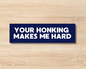 Je toeteren maakt me hard Bumpersticker | Grappige sticker Road Rage | Sarcastische autosticker | Gagcadeau voor chauffeurs | Rude Automotive Decor