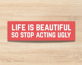 Pegatina divertida para el parachoques: "La vida es bella, así que deja de actuar feo".