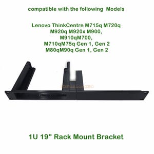 Może przedstawiać: Czarny wspornik do montażu w szafie rack 1U 19 cali do modeli Lenovo ThinkCentre. Wspornik został zaprojektowany tak, aby bezpiecznie trzymać określone modele. Tekst na zdjęciu wskazuje kompatybilność.