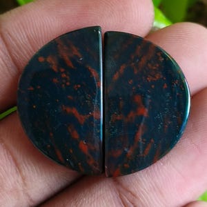 Paire de pierres de sang naturelles cabochon pour la fabrication de bijoux Paire de pierres de sang rouges et vertes Pierres héliotropes en vrac. 28 carats {25X14} mm