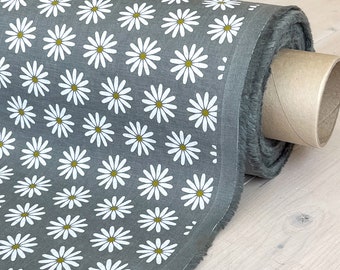 Tela de lino de manzanilla: elegancia gris con estampados florales blancos, tela de lino de peso medio tejida en Lituania, tela de lino estampada.