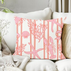 Cojín cuadrado de gamuza sintética con estilo costero, decoración náutica, detalle playero, regalo de verano, diseño de coral y langosta.