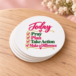 Op de afbeelding: Een stapel ronde witte onderzetters met de tekst Today en een checklist eronder. De lijst bevat Pray, Plan, Take Action en Make a Difference, elk met een roze vinkje in een gouden vakje. De tekst is uitgevoerd in roze en groene kleuren.