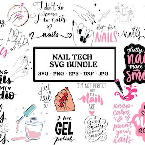 Op de afbeelding: Een verzameling van 14 nagelkunstontwerpen in zwart-wit en roze en zwart met tekst zoals "Ik doe geen drama, ik doe nagels", "Nagels doen is mijn cardio", "Mooie nagels maken me blij" en "Blijf kalm en lak je nagels".