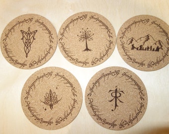 Vous êtes fan du Seigneur des anneaux ? vous recherchez un cadeau utile et sympa, voici 5 sous-verres en liège issus de l'univers de Tolkien