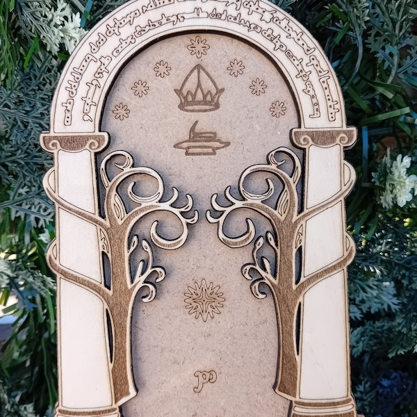 Vous recherchez un cadeau fait-main, fabriqué en France sur le thème du Seigneur des anneaux ? Voici la porte de la Moria.