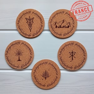 Lot de 5 sous verres en liège pour une décoration de table sur le thème du Seigneur des anneaux, cadeau utile et original.