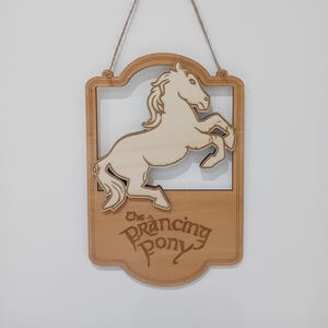 Enseigne de la taverne du Prancing Pony, décoration en bois inspirée de l'œuvre du Seigneur des anneaux de JRR Tolkien
