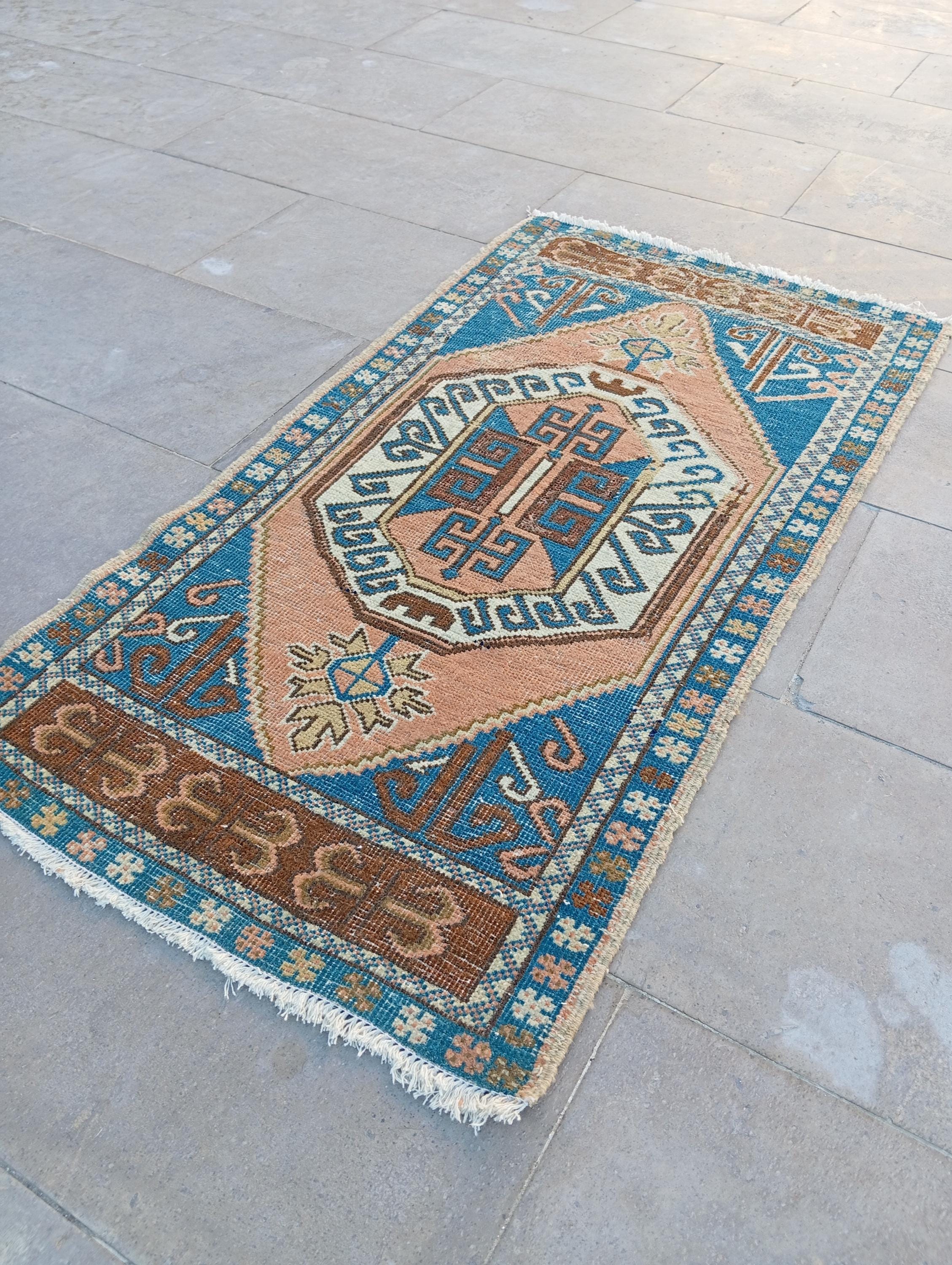 数十年前イタリアにて購入しました Vintage Turkish Oushak Rug 1.11x3.7 ft - 1970s Small Area Rug