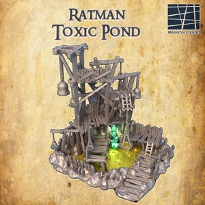 Può includere: Una struttura in legno in miniatura con uno stagno tossico, che comprende un liquido verde e una passerella in legno. La struttura è in legno invecchiato e ha un aspetto rustico e abbandonato. Il testo "RATMAN TOXIC POND" è stampato nella parte superiore dell'immagine.