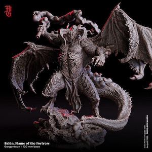 Puede incluir: Una detallada figura en tonos grises de Balún, Flame of the Fortress, una criatura demoníaca con grandes alas, cuernos y cola. La figura está posada sobre una base rocosa. La base mide 10 cm. El texto "Balún, Flame of the Fortress" es visible.