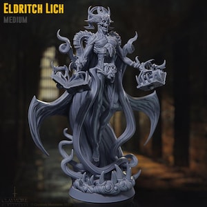 Op de afbeelding: Een grijze, gedetailleerde miniatuurfiguur van een Eldritch Lich, met een boek en een doos. De figuur heeft een skeletachtig uiterlijk met vloeiende gewaden en is gemonteerd op een getextureerde basis. De tekst "ELDRITCH LICH MEDIUM" staat bovenaan.