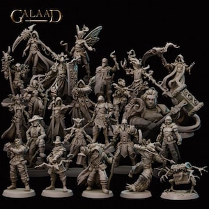 Può includere: Una collezione di miniature fantasy dettagliate, tra cui guerrieri, maghi e creature mitiche. Le figure sono in varie pose, alcune con armi, altre con ali, il tutto in una tavolozza di colori neutri. La parola "GALAAD" è in alto.