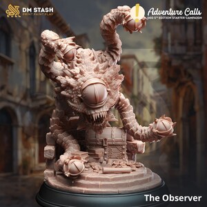 Könnte beinhalten: Eine 3D-gedruckte Miniatur eines Beholders, einer Kreatur aus Dungeons & Dragons, mit einem einzigen großen Auge und mehreren kleineren Augen auf Stielen. Der Beholder sitzt auf einer Schatztruhe und ist von Münzen und Schriftrollen umgeben. Die Miniatur ist in einer hellbraunen Farbe bemalt. Der Text "The Observer" ist unter der Miniatur gedruckt.