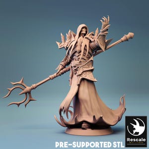 Könnte beinhalten: Eine 3D-gedruckte Miniatur einer skelettartigen Figur, die eine Kapuzenrobe trägt und einen Stab mit einem dreizackartigen Kopf hält. Die Figur ist in einer dramatischen Pose dargestellt, mit einer erhobenen Hand und der anderen, die den Stab hält. Die Miniatur ist in hellbrauner Farbe gedruckt und für einen einfachen Druck vorab unterstützt.