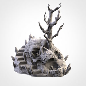 Può includere: Una miniatura stampata in 3D di un teschio con un albero che cresce dalla cima. Il teschio è circondato da rocce affilate e irregolari. Ci sono gradini che conducono al teschio.