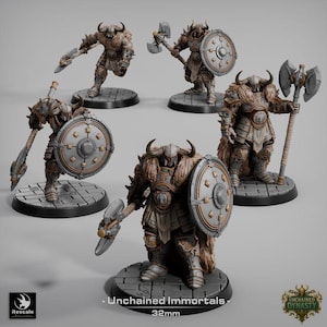 Może przedstawiać: Pięć szczegółowych miniaturowych figurek opancerzonych wojowników, każda na okrągłej podstawie. Figurki są w odcieniach szarości, brązu i złota, z rogatymi hełmami, tarczami i bronią. Widoczny jest tekst "Unchained Immortals" i "32mm".