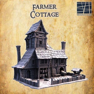 Può includere: Un modello in miniatura di Farmer Cottage con un aspetto invecchiato e rustico. Il modello presenta un design multilivello con una torre, un camino e un tetto spiovente. Il testo "FARMER COTTAGE" è visualizzato in alto. Il modello include una recinzione e un pozzo.
