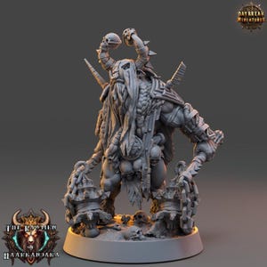 Puede incluir: Figura en miniatura gris detallada de un guerrero con cuernos y barba larga, sosteniendo mazas con púas. La figura tiene detalles de calaveras y es de "The Rawmen of Haakkanjaka" de Daybreak Miniatures.