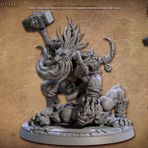 Può includere: Una miniatura in plastica grigia di un guerriero nano berserker che tiene un martello e combatte contro una miniatura in plastica grigia più piccola di una bestia. Le miniature sono su una base rotonda grigia con una superficie testurizzata. Il testo "TARUM BLOODHAMMER" è stampato sopra le miniature. Il testo "50mm/30mm base Berserker Hero with swappable weapons (Modular ball-joints)" è stampato sotto le miniature.