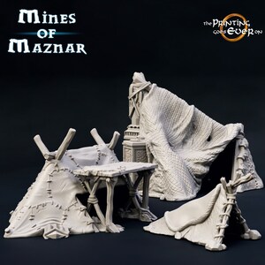 Puede incluir: Tres estructuras en miniatura, sin pintar, impresas en 3D, hechas de pl&aacute;stico gris claro. Las estructuras son una tienda de campa&ntilde;a, una mesa y una estructura m&aacute;s grande similar a una tienda de campa&ntilde;a. Las estructuras est&aacute;n dise&ntilde;adas para ser utilizadas como accesorios para juegos de rol de mesa.