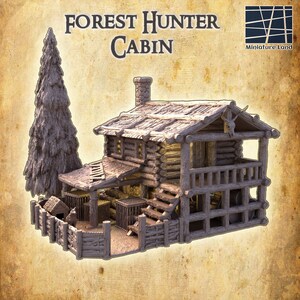 Könnte beinhalten: Ein detailliertes Modell einer Holzhütte mit Strohdach, einem eingezäunten Hof und einem kleinen Baum. Die Hütte hat eine Veranda, ein Obergeschoss und einen Hirschschädel, der an der Wand angebracht ist. Der Text "FOREST HUNTER CABIN" ist über der Hütte gedruckt.
