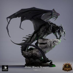 Peut inclure: Figurine de dragon noir détaillée avec de grandes ailes, perchée sur un affleurement rocheux. Les écailles et les détails du dragon sont finement sculptés. La base mesure 10 cm. Le texte indique "Elder Black Dragon".