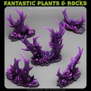 Può includere: Cinque sculture di piante fantasy viola con elementi appuntiti e curvi e basi simili a cristalli. Il testo "FANTASTIC PLANTS & ROCKS" e "ALL PRE-SUPPORTED" sono in alto. Il testo in basso recita "All Right Reserved - 2022 - Emmanuel Lepas."