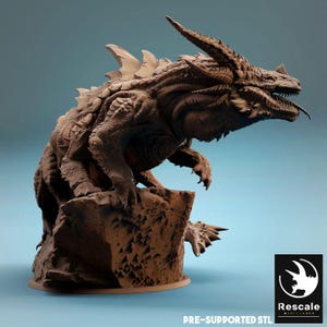 Peut inclure: Figurine de dragon marron avec des écailles détaillées, des cornes et une longue langue, perchée sur une base rocheuse. Le dragon est dans une pose dynamique, la gueule ouverte. La base a un fond circulaire. Le texte "PRE-SUPPORTED STL" et un logo sont inclus.