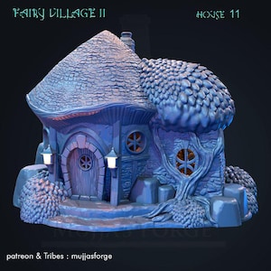 Può includere: Una casetta delle fate blu in miniatura con tetto di paglia, porta ad arco e finestre rotonde. La casa ha un albero che cresce sul lato ed è illuminata da due lanterne. Il testo "FAIRY VILLAGE II HOUSE 11" è in alto.