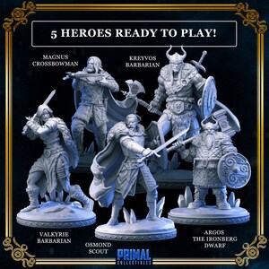 Może przedstawiać: Pięć miniaturowych figurek fantasy wojowników, każda z unikalną bronią i pozą. Figurki są pomalowane na szaro i stoją na okrągłych podstawach. Figurki są oznaczone nazwami i rolami: Magnus Arbaleciarz, Kreyvos Barbarzyńca, Walkiria Barbarzyńca, Osmond Zwiadowca i Argos Żelaznogórski Krasnolud.