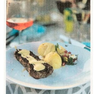 Könnte beinhalten: Ein Teller mit gegrilltem Steak, Kartoffelpüree und einem Beilagensalat. Das Steak ist mit einer cremigen Sauce überzogen.