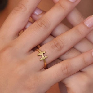 Anillo con inicial de oro, anillo con letra personalizada en oro de 14 quilates, anillo minimalista personalizado, banda con letra delicada, joyería personalizada única