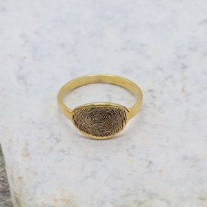 Fingerprint Oval Ring, Personalized Fingerprint Jewelry, Custom Engraved Ring, Dainty Engraved Ring, Oval Thumbprint Ring