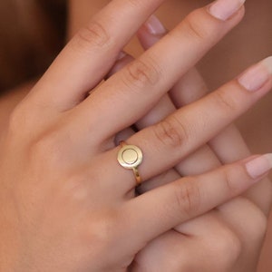 Anel de selo circular, anel inicial delicado, anel personalizado redondo de ouro maciço 14k, anel de selo dourado feminino, anel de disco com topo plano, anel de design exclusivo