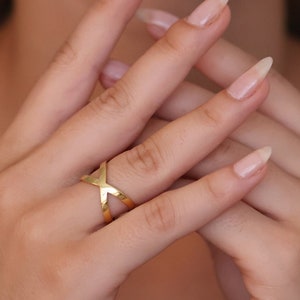 Gold Crossover Ring, 14K Minimalist Twist Band, Dainty Everyday Jewelry, Modern Statement Ring, X Ring, Criss Cross Ring