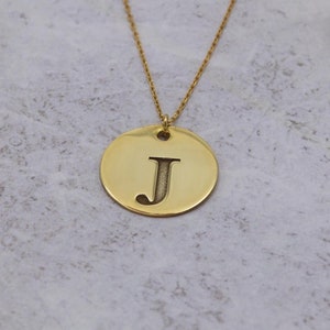Colar de disco inicial personalizado, pingente de letra inicial de ouro 14k, presente de letra gravada personalizada, joias de monograma, colar de disco minúsculo